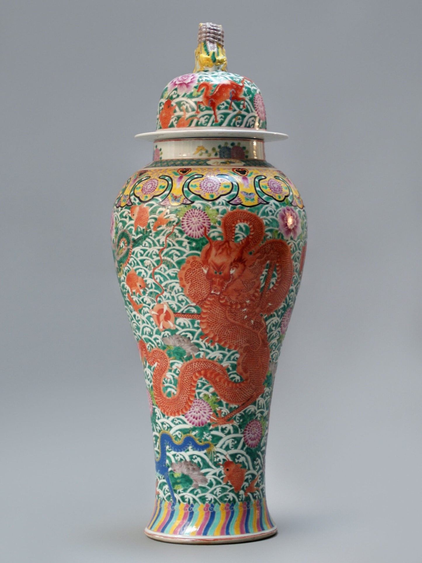 A Large Chinese export porcelain 'Soldier' vase decorated with 5 dragons, 20th century