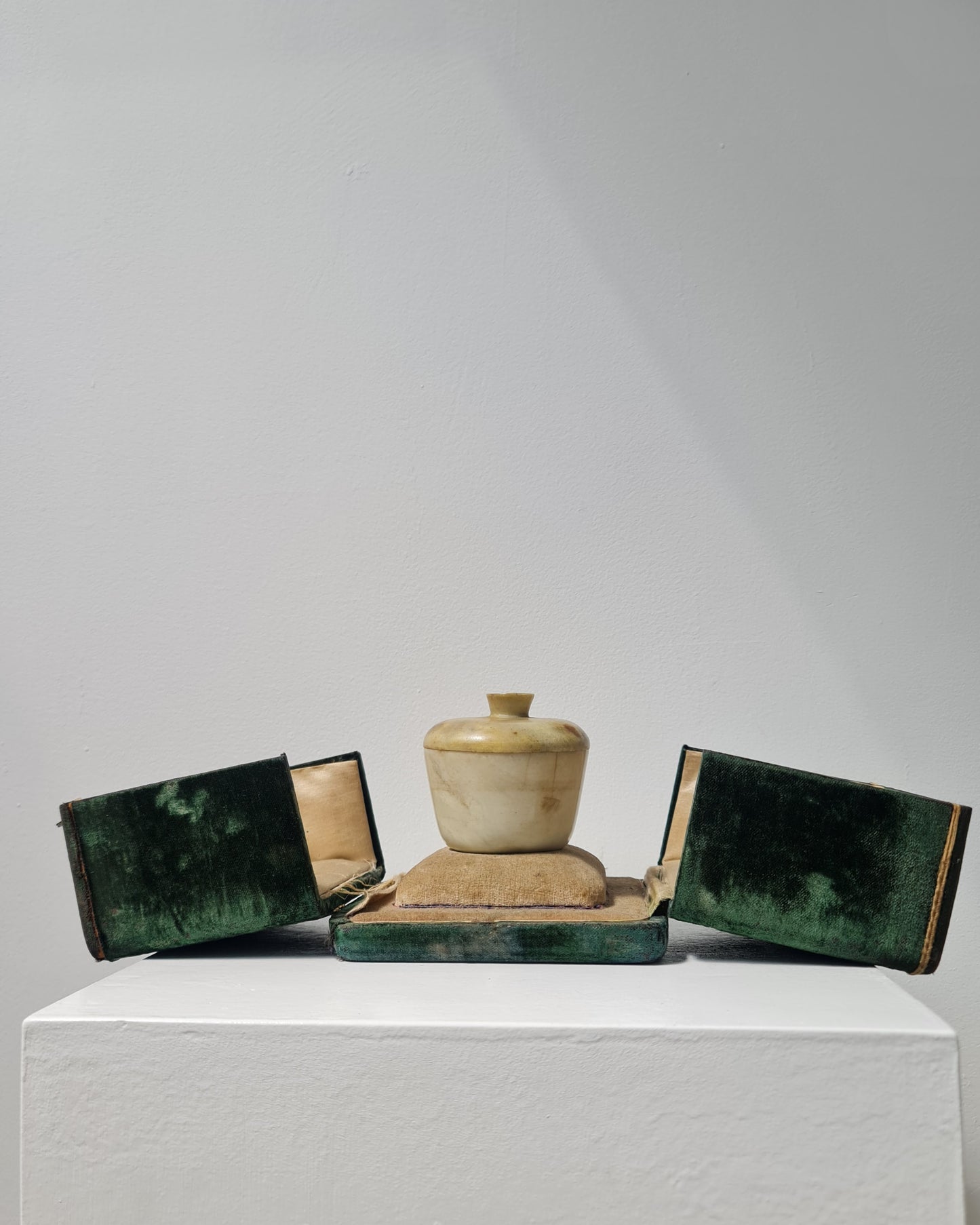 A rare Chinese hard stone "gaiwan" covered tea bowl, 18/19 th century