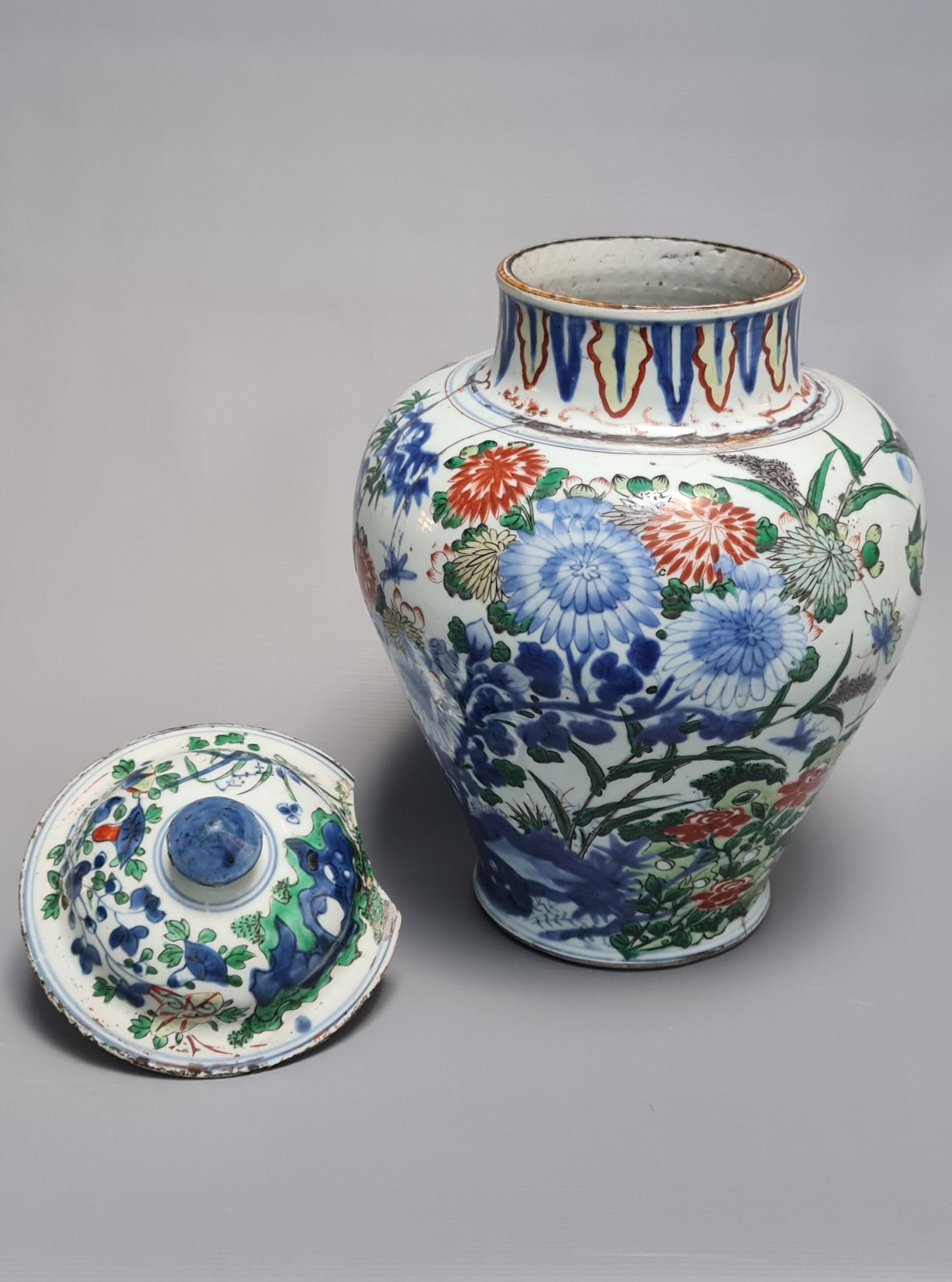A Chinese floral and bird Wucai Lidded vase, Shunzi period (1644–1661)