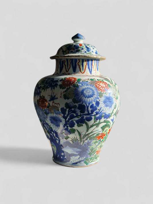 A Chinese floral and bird Wucai Lidded vase, Shunzi period (1644–1661)