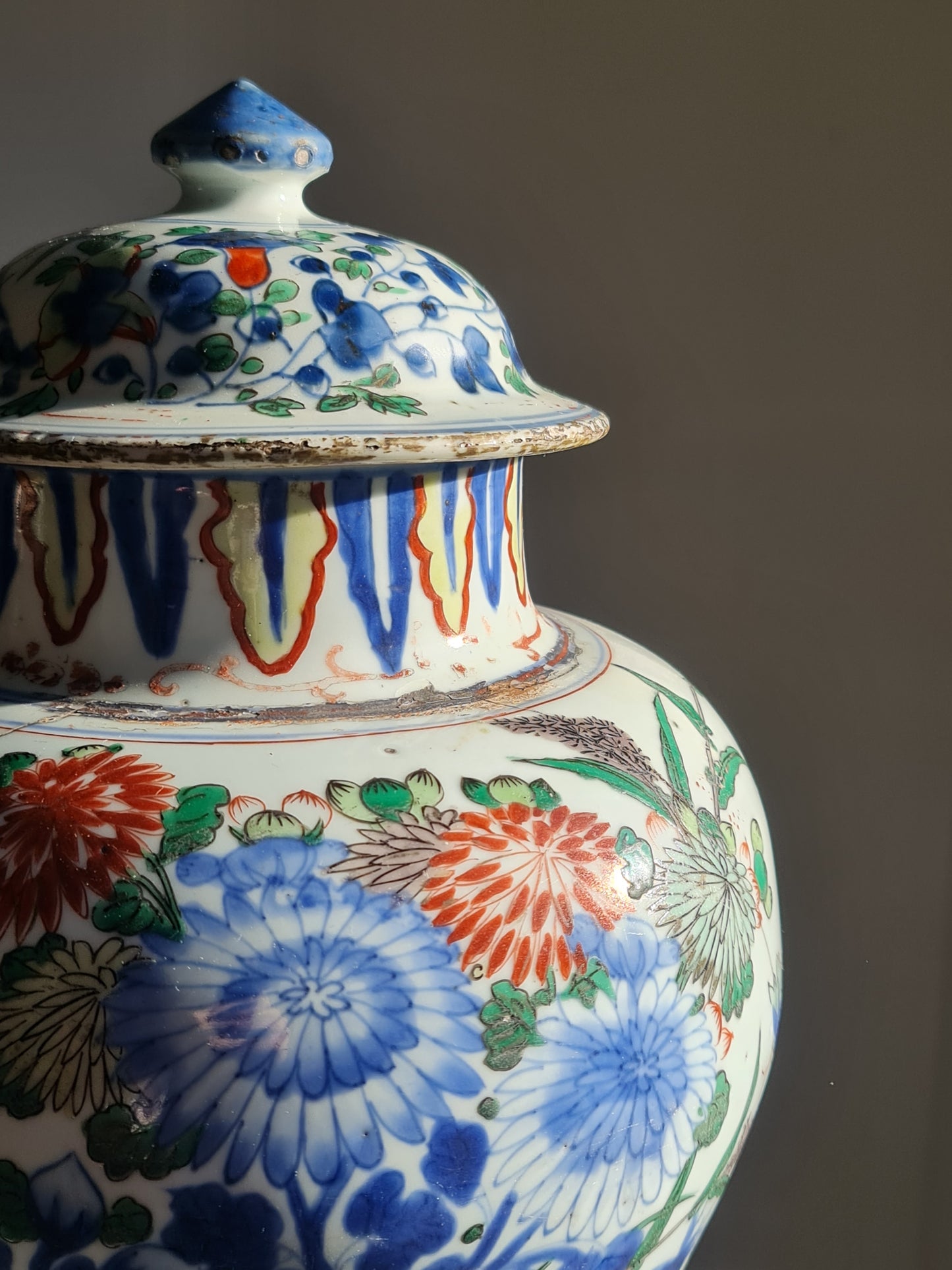 A Chinese floral and bird Wucai Lidded vase, Shunzi period (1644–1661)