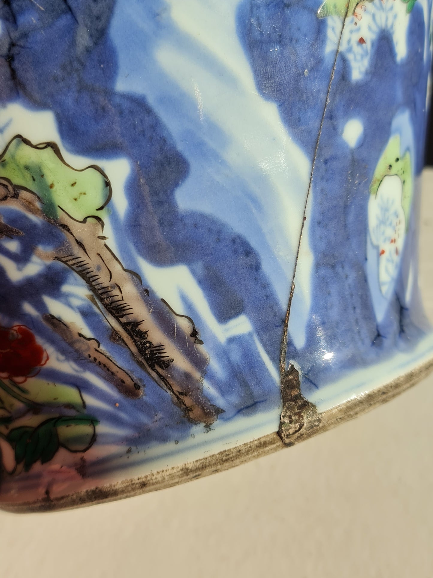 A Chinese floral and bird Wucai Lidded vase, Shunzi period (1644–1661)