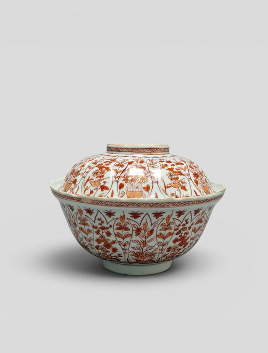 A Chinese iron-red and gilt-decorated covered bowl with elegant ladies and tulips — Kangxi period (1662–1722)