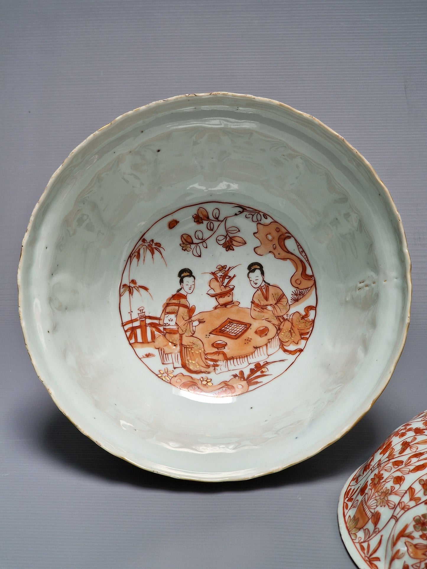 A Chinese iron-red and gilt-decorated covered bowl with elegant ladies and tulips — Kangxi period (1662–1722)