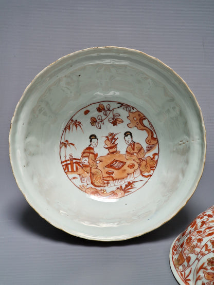 A Chinese iron-red and gilt-decorated covered bowl with elegant ladies and tulips — Kangxi period (1662–1722)