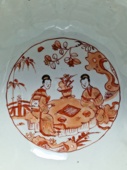 A Chinese iron-red and gilt-decorated covered bowl with elegant ladies and tulips — Kangxi period (1662–1722)