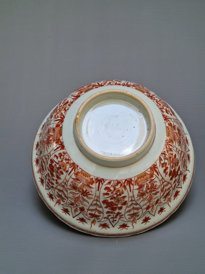 A Chinese iron-red and gilt-decorated covered bowl with elegant ladies and tulips — Kangxi period (1662–1722)
