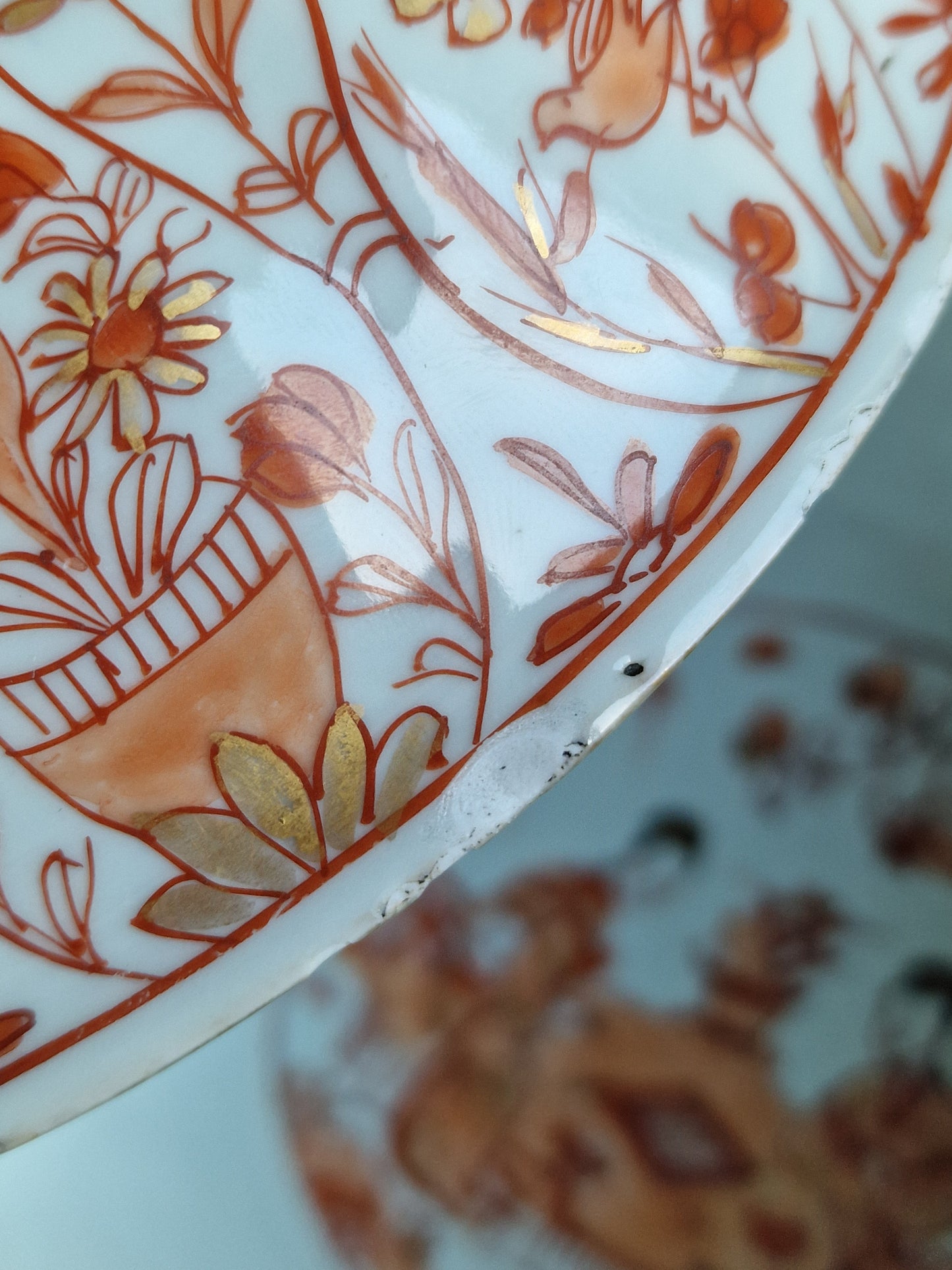 A Chinese iron-red and gilt-decorated covered bowl with elegant ladies and tulips — Kangxi period (1662–1722)