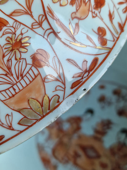 A Chinese iron-red and gilt-decorated covered bowl with elegant ladies and tulips — Kangxi period (1662–1722)