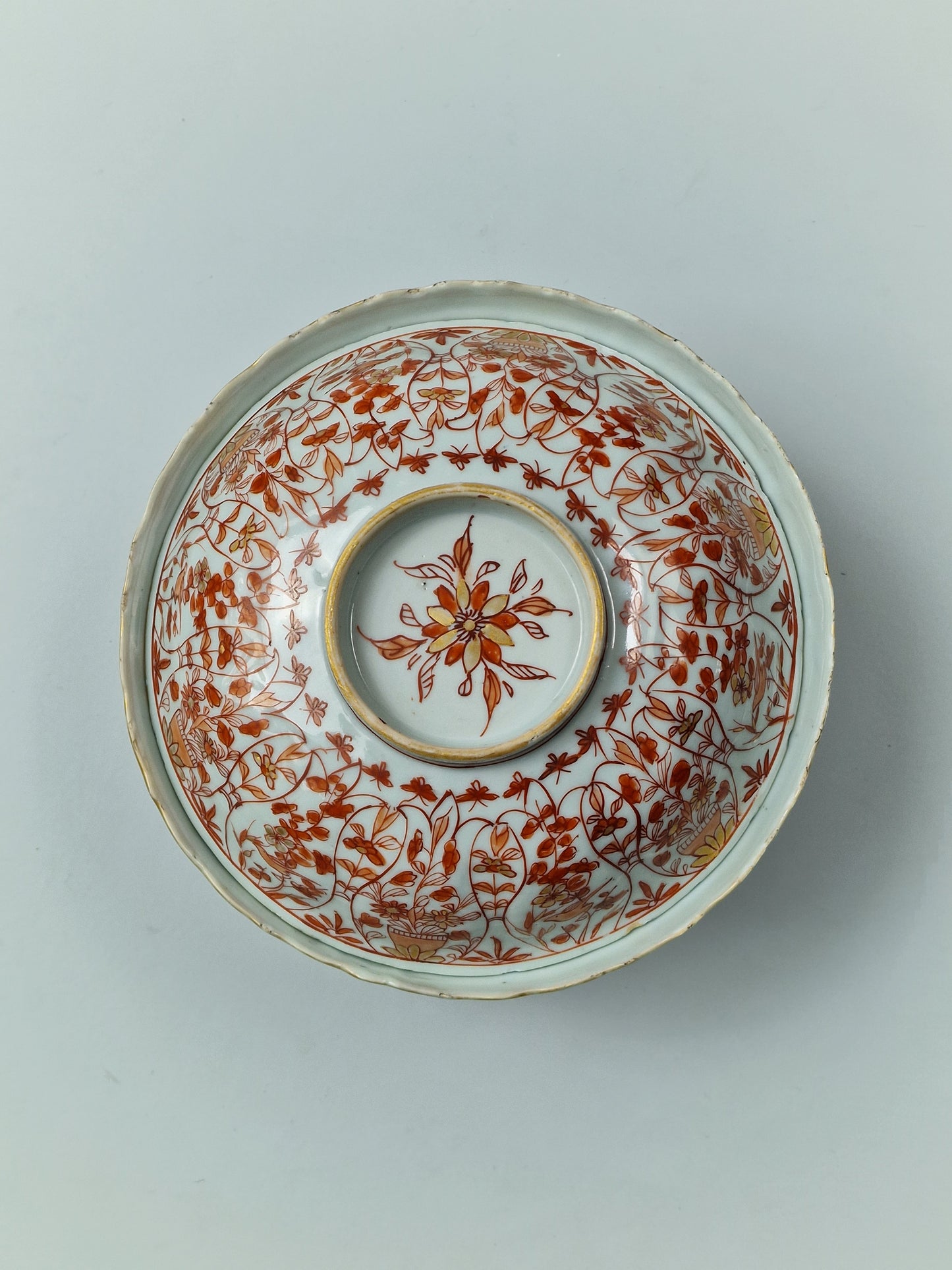 A Chinese iron-red and gilt-decorated covered bowl with elegant ladies and tulips — Kangxi period (1662–1722)