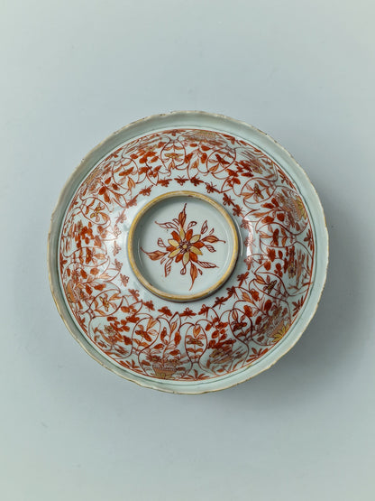 A Chinese iron-red and gilt-decorated covered bowl with elegant ladies and tulips — Kangxi period (1662–1722)