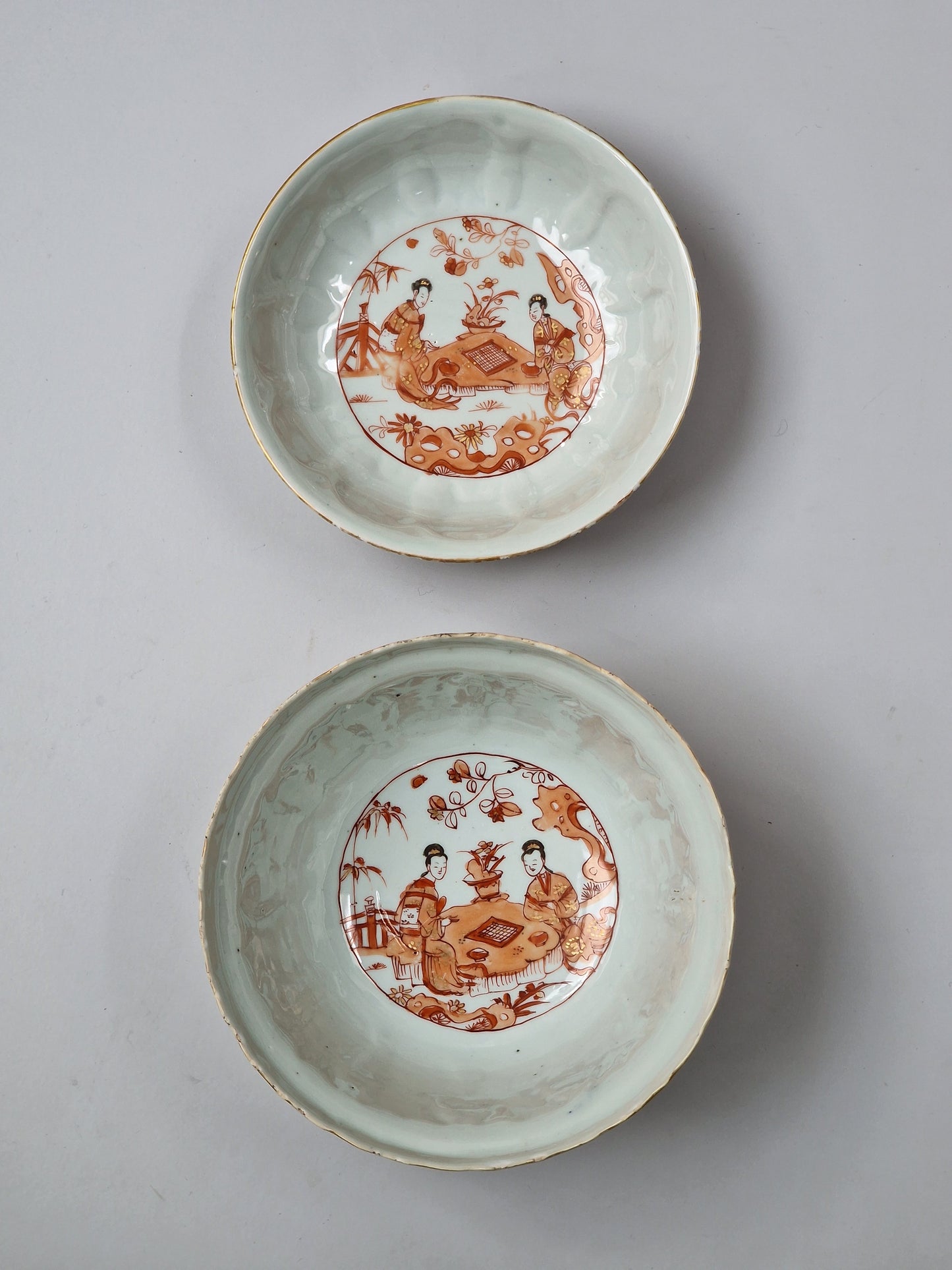 A Chinese iron-red and gilt-decorated covered bowl with elegant ladies and tulips — Kangxi period (1662–1722)