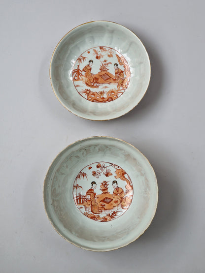 A Chinese iron-red and gilt-decorated covered bowl with elegant ladies and tulips — Kangxi period (1662–1722)