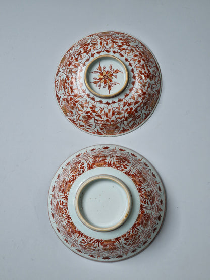 A Chinese iron-red and gilt-decorated covered bowl with elegant ladies and tulips — Kangxi period (1662–1722)