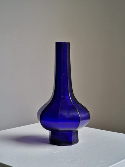 A Chinese blue Beijing glass octagonal bottle vase, Qianlong mark, with an Emery & Cie, Paris label — Republic period (1912–1949)