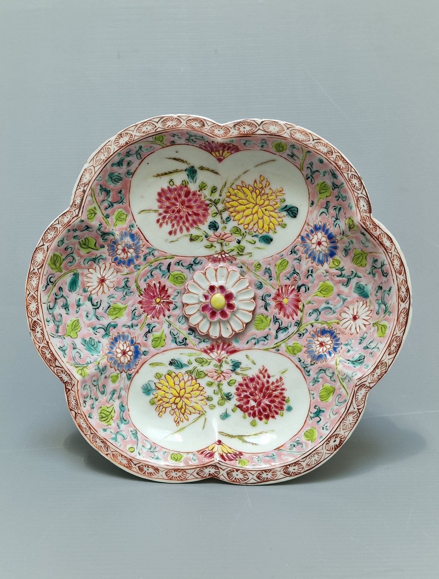 A Chinese famille rose teapot and matching stand with floral decoration — Yongzheng/Qianlong Period (1723–1795)