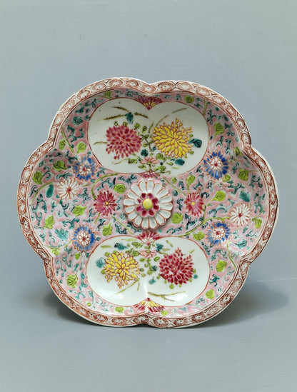 A Chinese famille rose teapot and matching stand with floral decoration — Yongzheng/Qianlong Period (1723–1795)