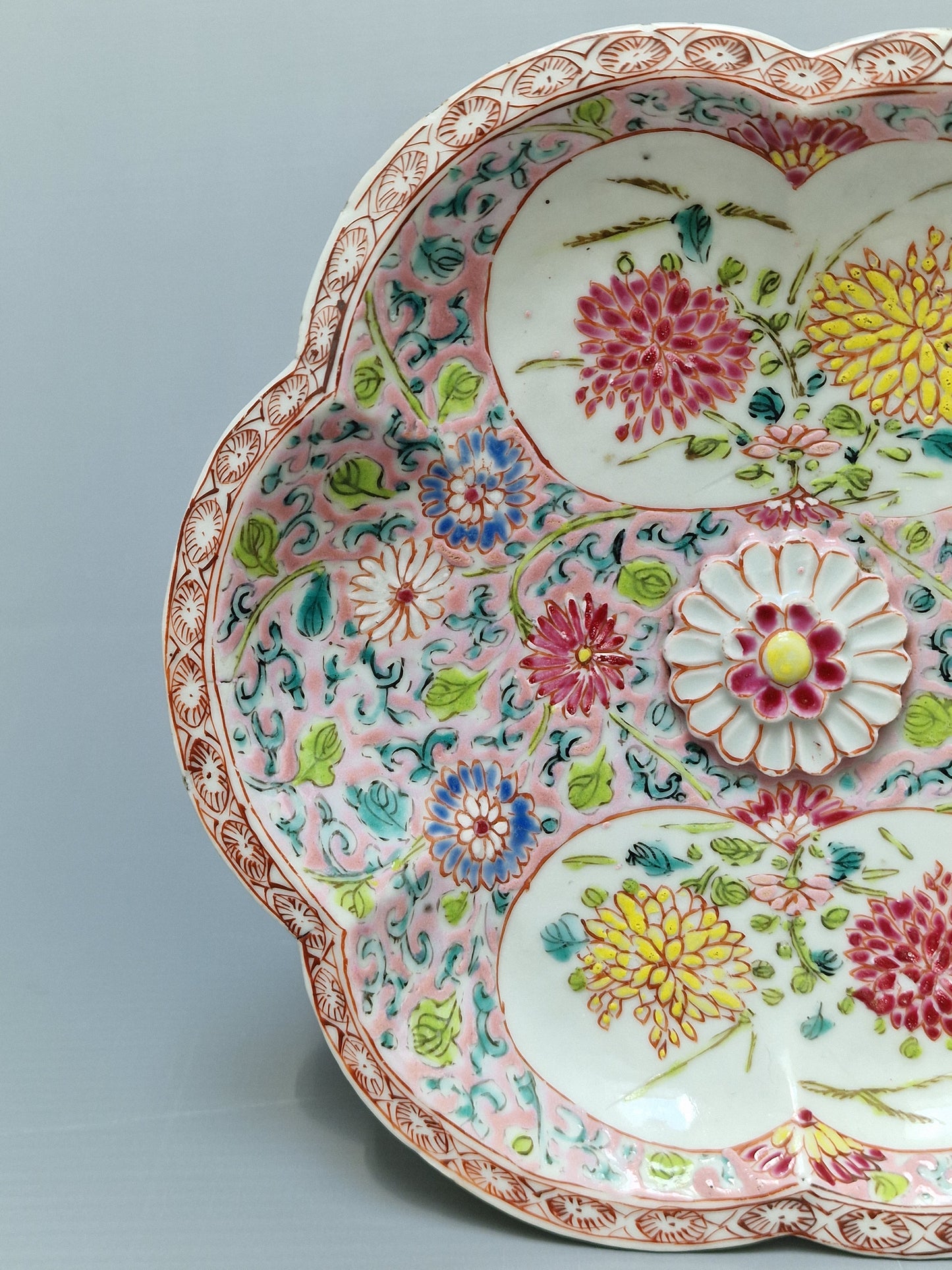 A Chinese famille rose teapot and matching stand with floral decoration — Yongzheng/Qianlong Period (1723–1795)