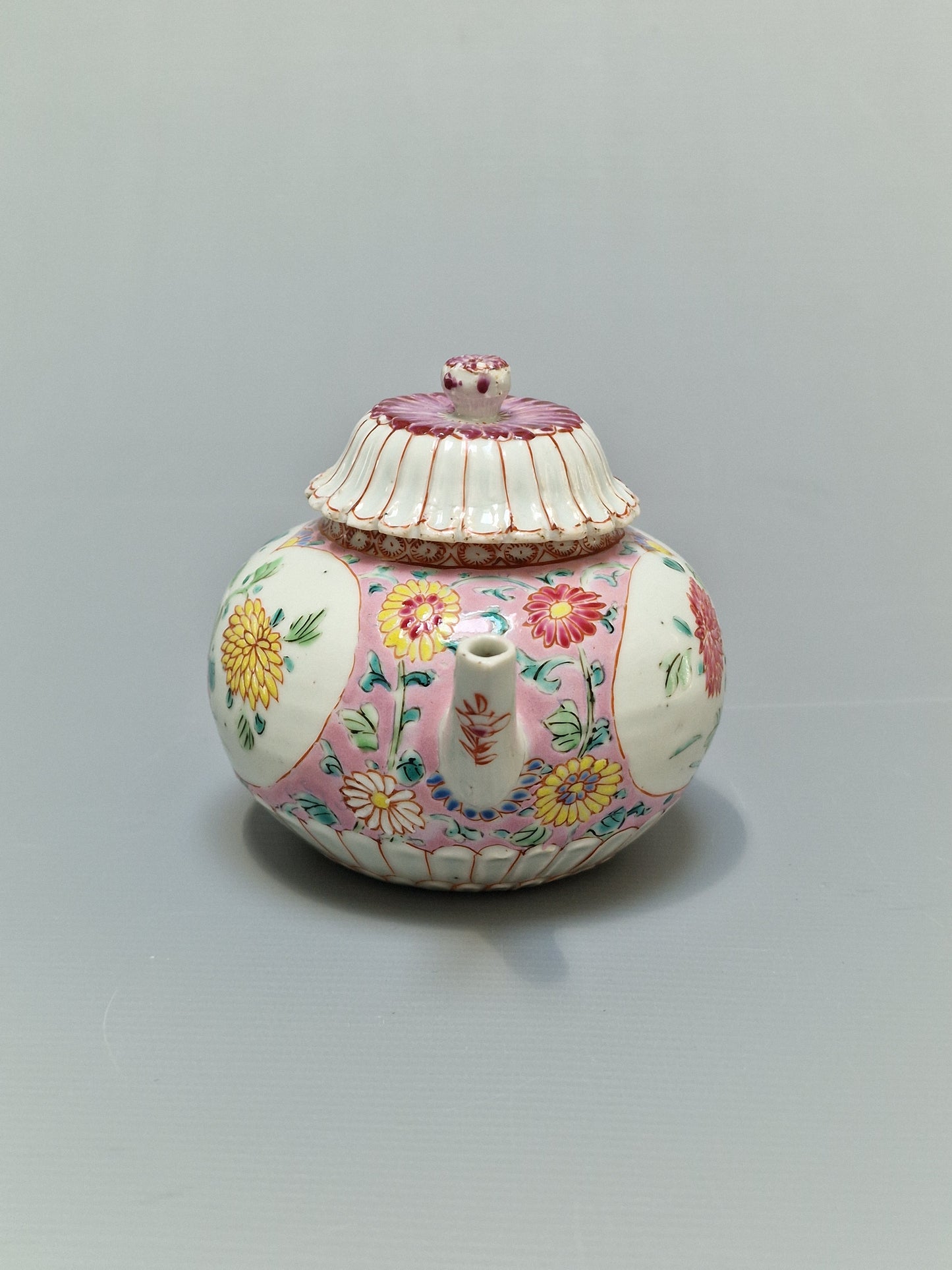 A Chinese famille rose teapot and matching stand with floral decoration — Yongzheng/Qianlong Period (1723–1795)