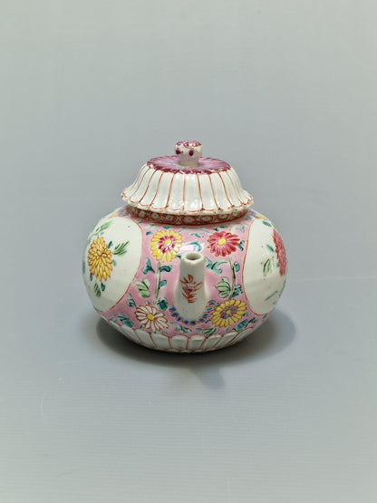 A Chinese famille rose teapot and matching stand with floral decoration — Yongzheng/Qianlong Period (1723–1795)