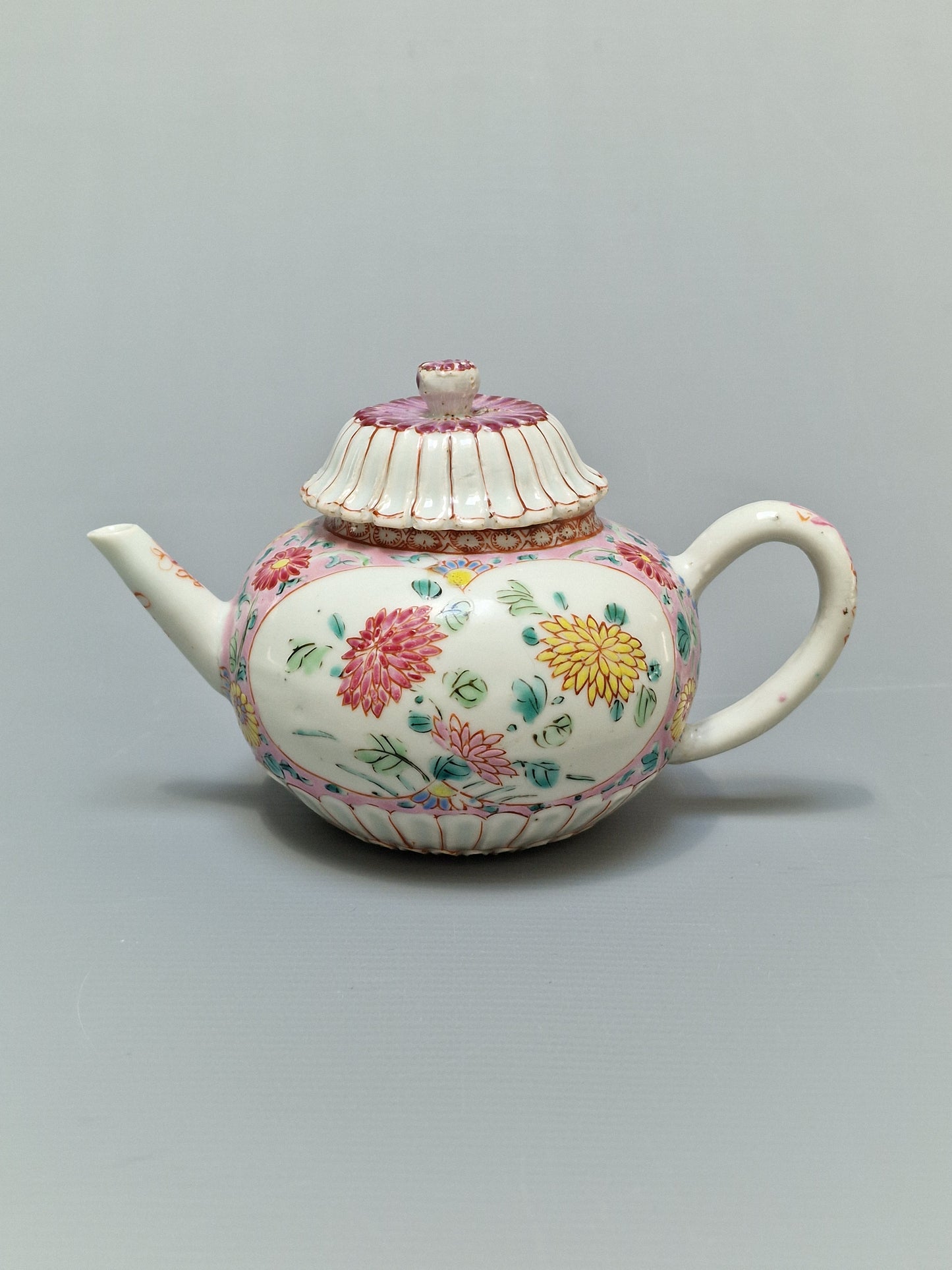 A Chinese famille rose teapot and matching stand with floral decoration — Yongzheng/Qianlong Period (1723–1795)