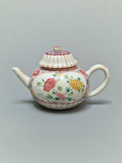 A Chinese famille rose teapot and matching stand with floral decoration — Yongzheng/Qianlong Period (1723–1795)