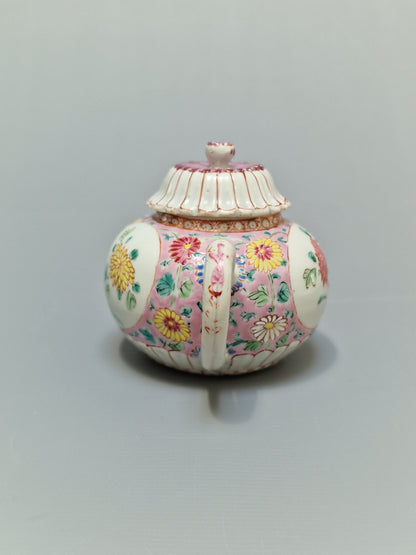 A Chinese famille rose teapot and matching stand with floral decoration — Yongzheng/Qianlong Period (1723–1795)