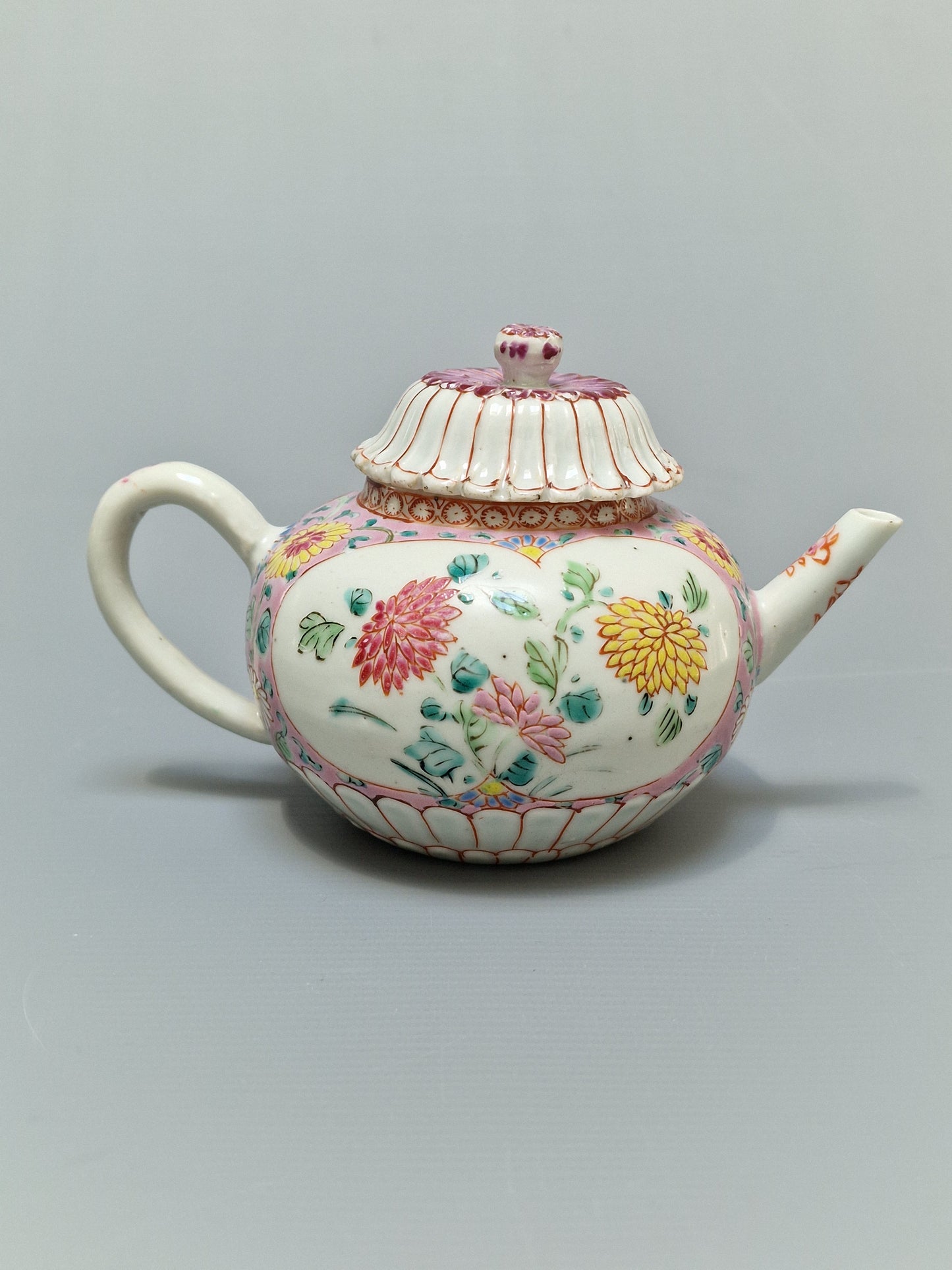 A Chinese famille rose teapot and matching stand with floral decoration — Yongzheng/Qianlong Period (1723–1795)
