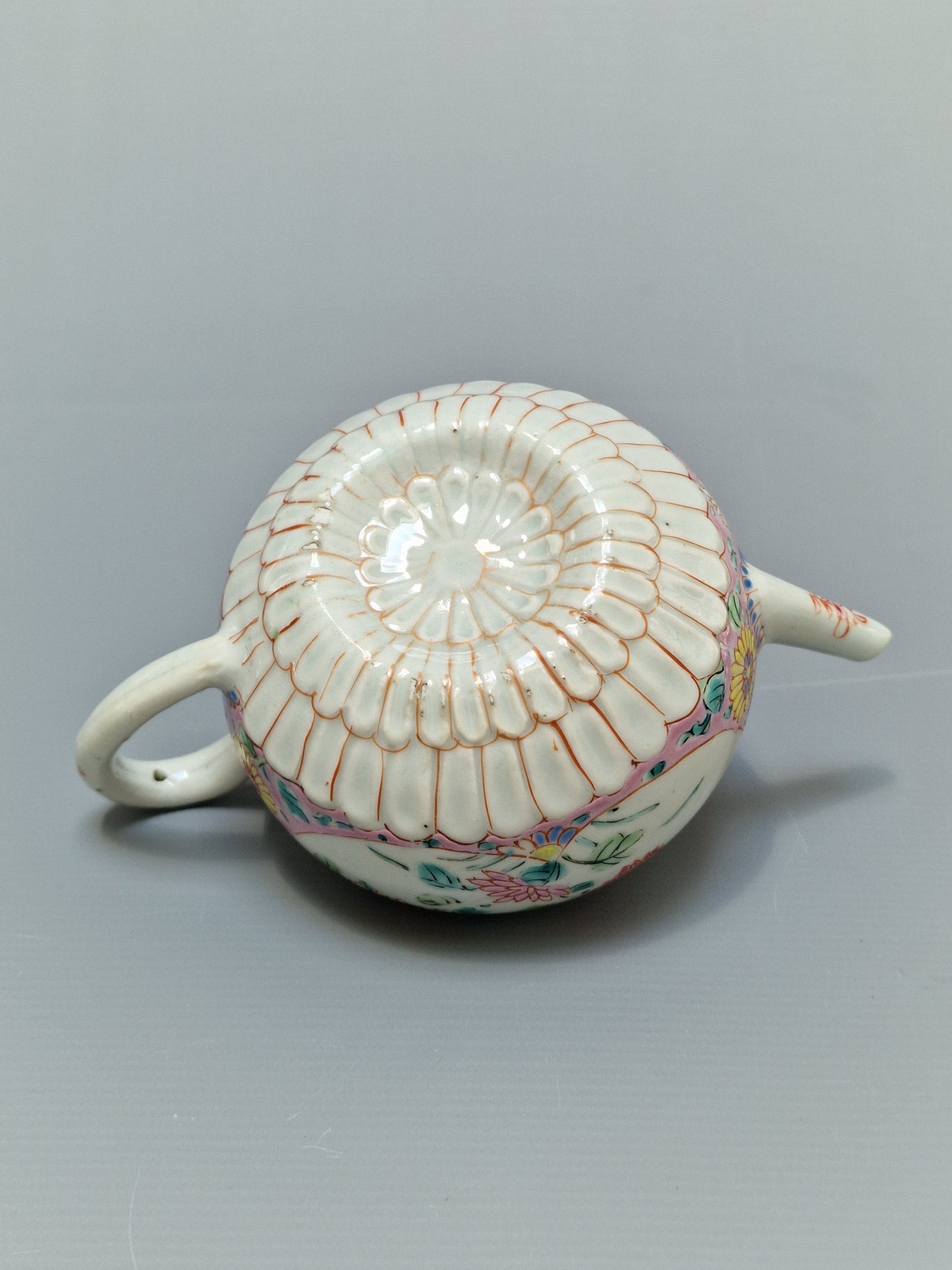 A Chinese famille rose teapot and matching stand with floral decoration — Yongzheng/Qianlong Period (1723–1795)