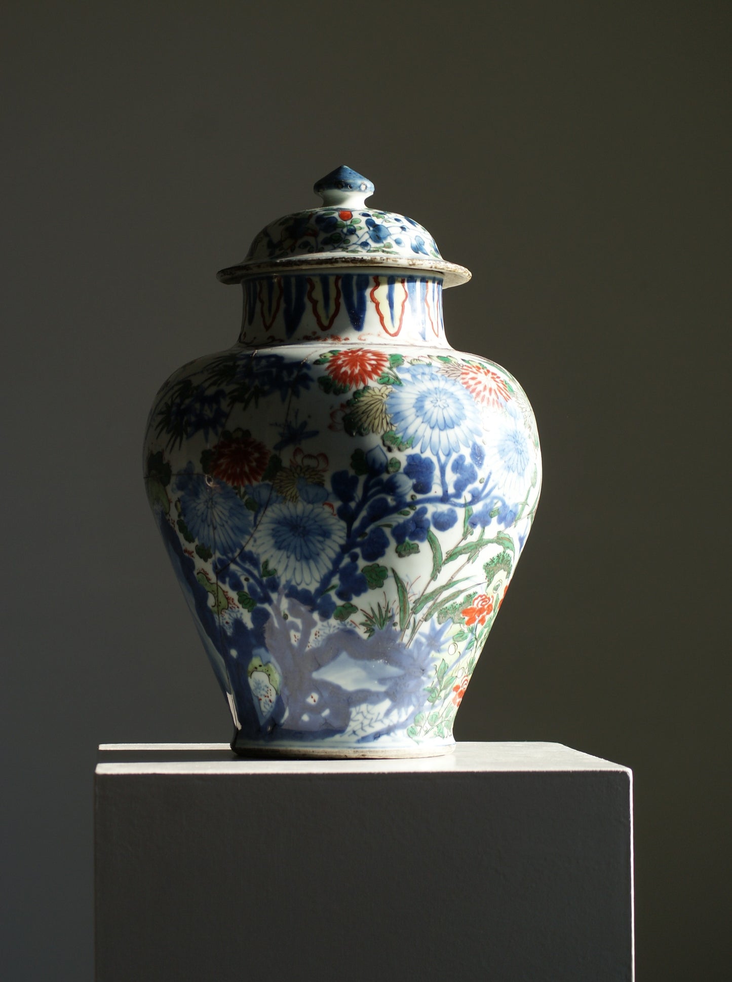 A Chinese floral and bird Wucai Lidded vase, Shunzi period (1644–1661)