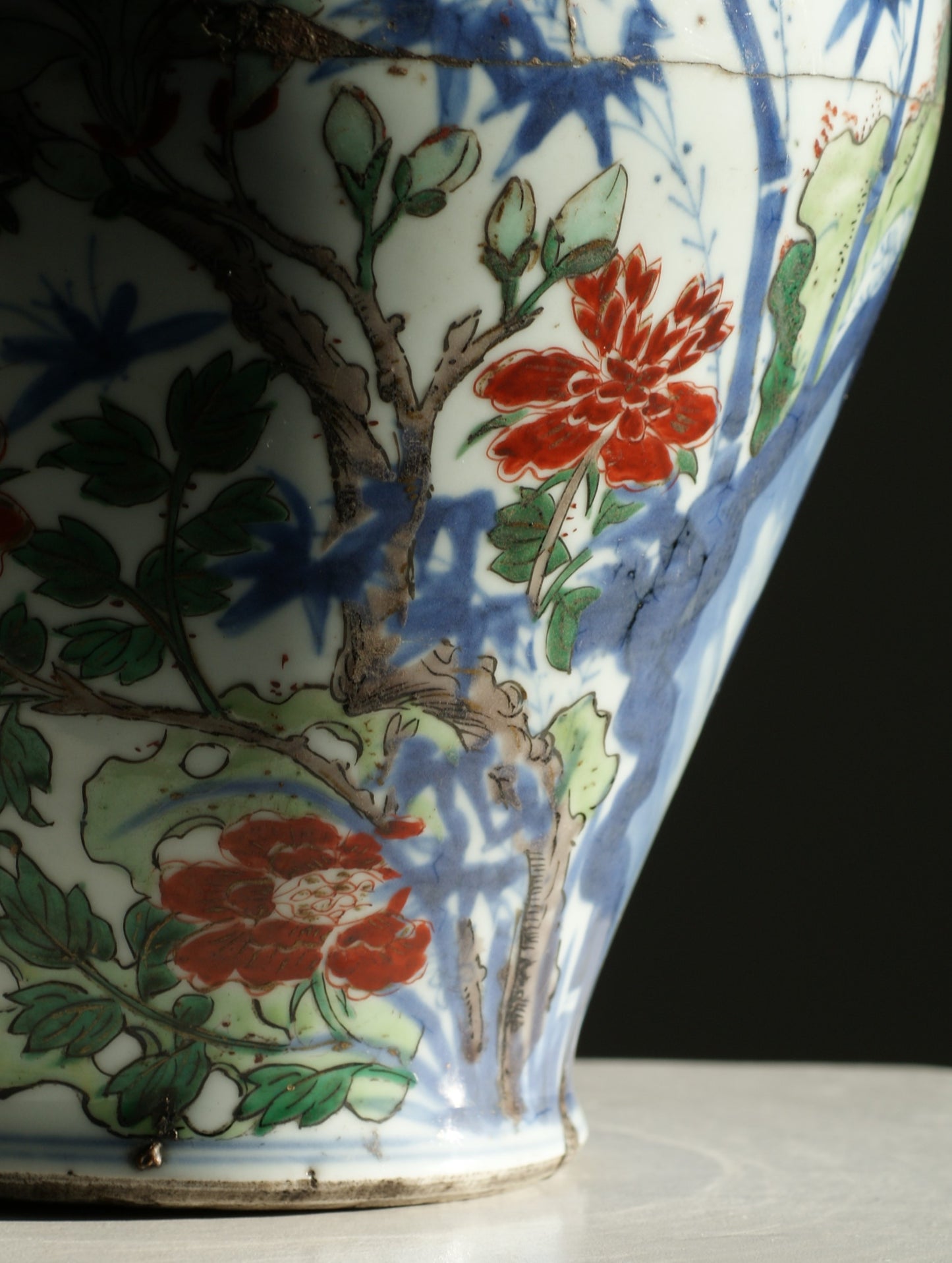 A Chinese floral and bird Wucai Lidded vase, Shunzi period (1644–1661)