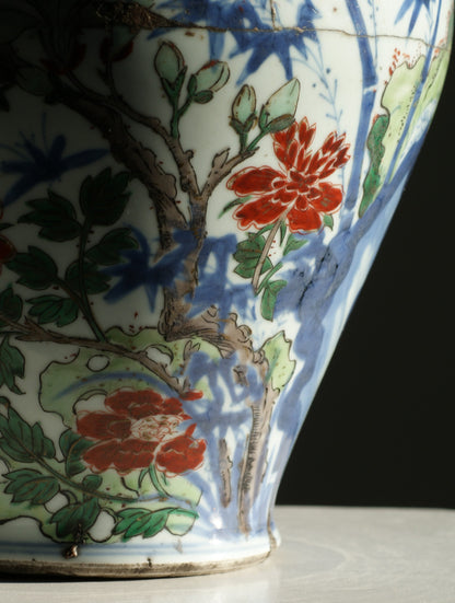 A Chinese floral and bird Wucai Lidded vase, Shunzi period (1644–1661)