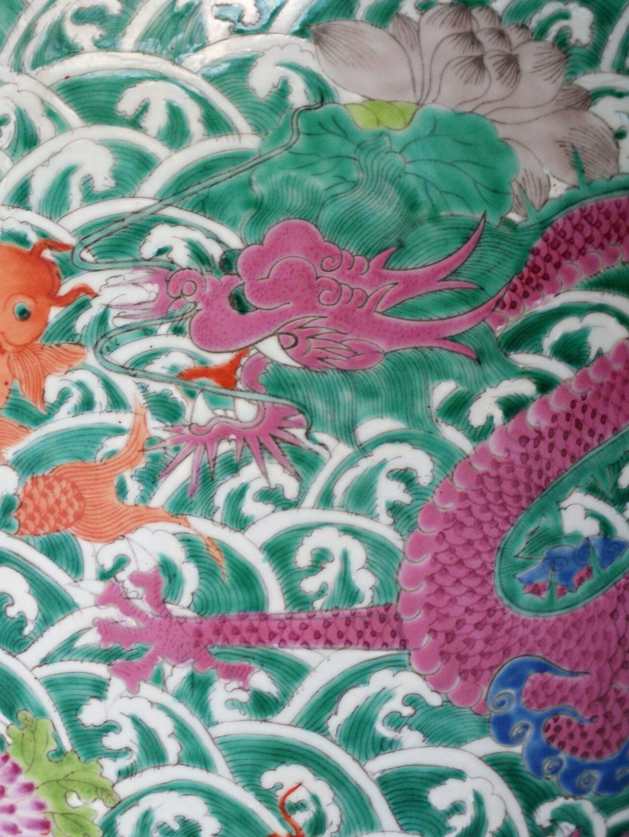 A Large Chinese export porcelain 'Soldier' vase decorated with 5 dragons, 20th century