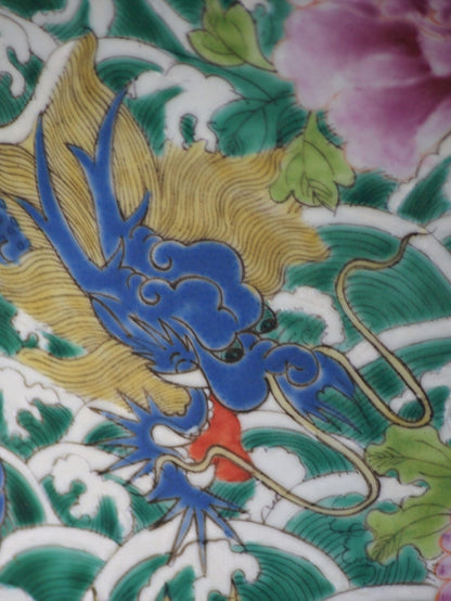 A Large Chinese export porcelain 'Soldier' vase decorated with 5 dragons, 20th century