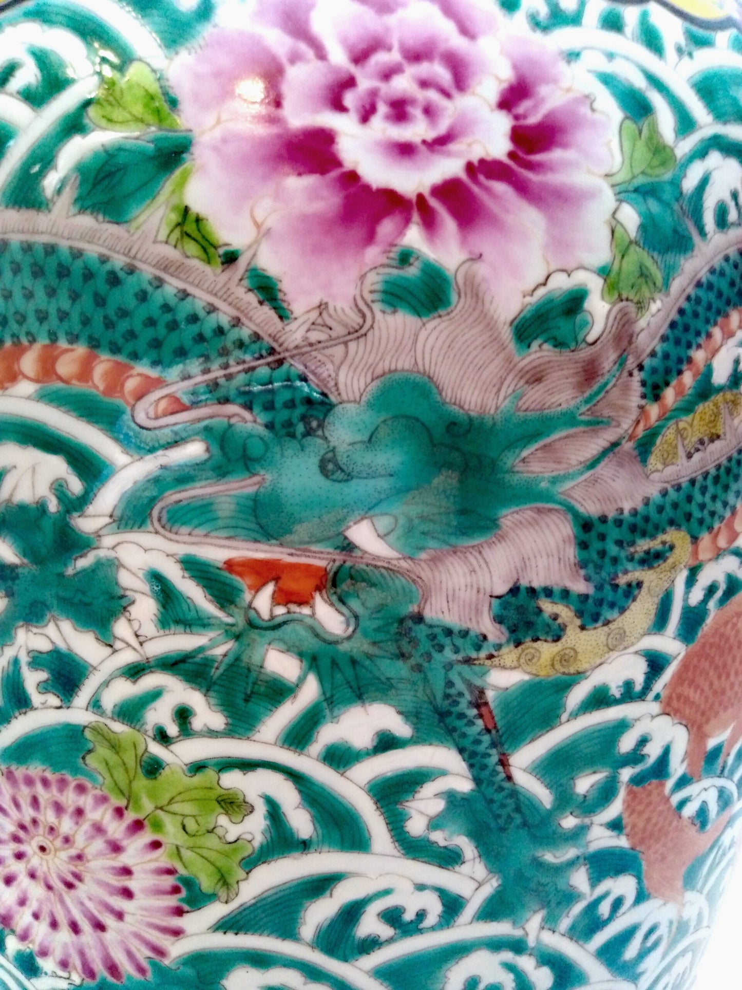 A Large Chinese export porcelain 'Soldier' vase decorated with 5 dragons, 20th century