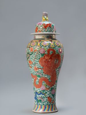 Large Chinese export porcelain ‘Soldier’ vase decorated with 5 dragons, 20th century