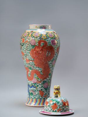 Large Chinese export porcelain ‘Soldier’ vase decorated with 5 dragons, 20th century