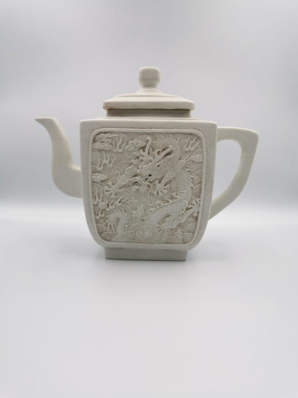 A Chinese Biscuit porcelain teapot carved with dragons on both sides, late 19th century - Afbeelding 2