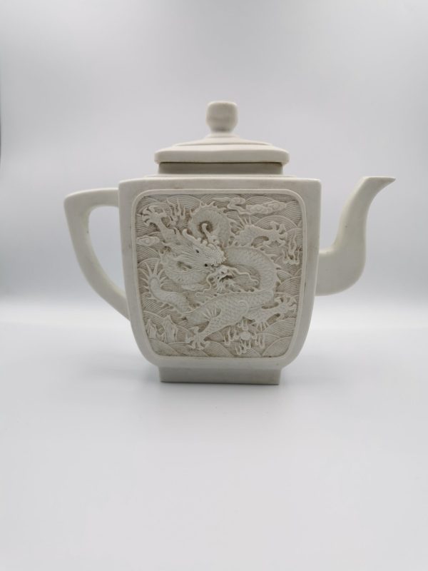 A Chinese Biscuit porcelain teapot carved with dragons on both sides, late 19th century - Afbeelding 7