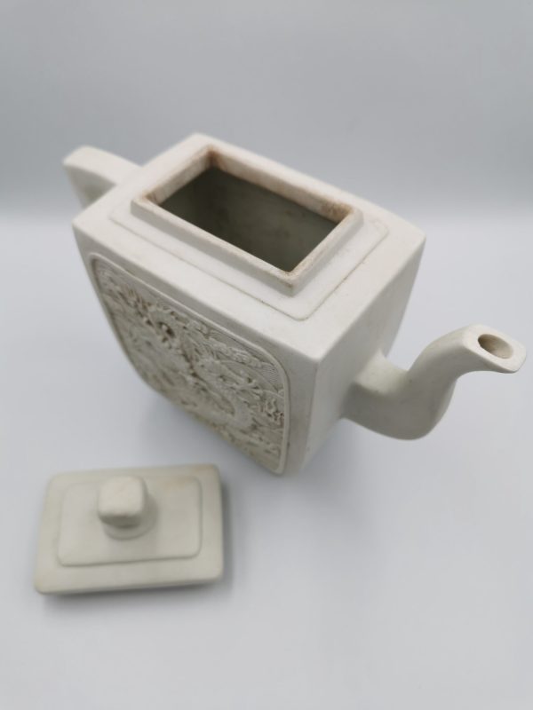 A Chinese Biscuit porcelain teapot carved with dragons on both sides, late 19th century - Afbeelding 3