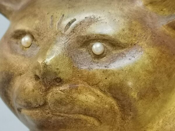 A Chinese bronze gilded cat with pearl eyes on a wooden base, Early 20th century - Afbeelding 2