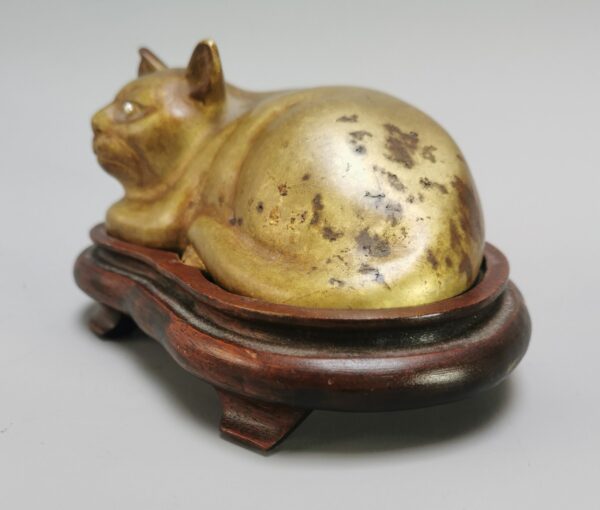 A Chinese bronze gilded cat with pearl eyes on a wooden base, Early 20th century - Afbeelding 4