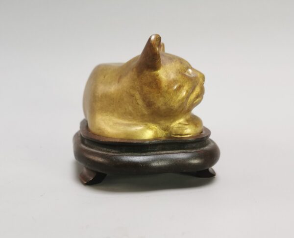 A Chinese bronze gilded cat with pearl eyes on a wooden base, Early 20th century - Afbeelding 3