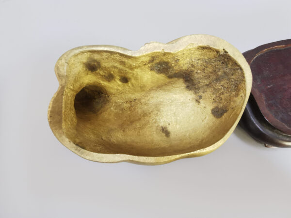 A Chinese bronze gilded cat with pearl eyes on a wooden base, Early 20th century - Afbeelding 6