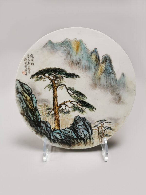 A rare set of Chinese porcelain round Qianjiang Cai plaques hand-painted by artist 邹国钧 Zou Guojun (1913-1996), circa 1970 - Afbeelding 2
