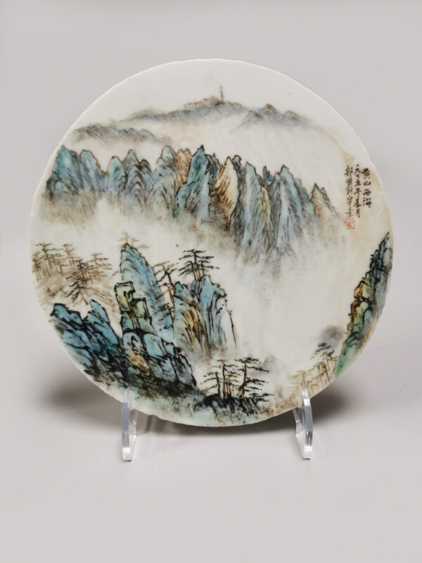 A rare set of Chinese porcelain round Qianjiang Cai plaques hand-painted by artist 邹国钧 Zou Guojun (1913-1996), circa 1970 - Afbeelding 3