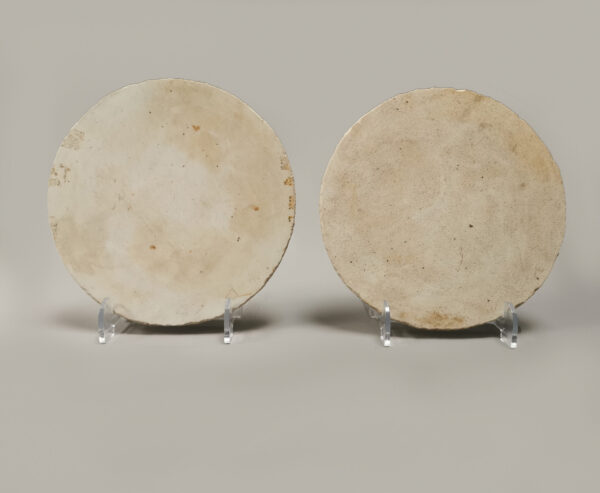 A rare set of Chinese porcelain round Qianjiang Cai plaques hand-painted by artist 邹国钧 Zou Guojun (1913-1996), circa 1970 - Afbeelding 4