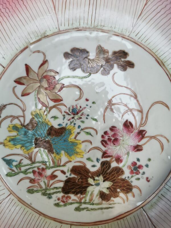 A rare large Famille Rose plate in the shape of a lotus flower, Yongzheng/Qianlong, 18th century - Afbeelding 3