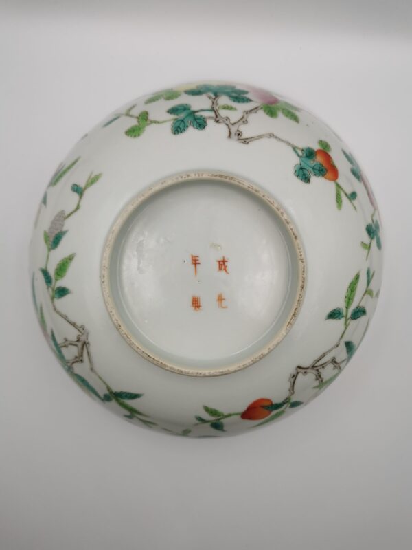 A Chinese porcelain bowl with peach, Chenghua marked, Tongzhi period (1862-1874) - Afbeelding 3