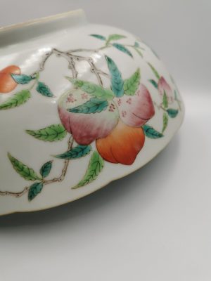 A Chinese porcelain bowl with peach, Chenghua marked, Tongzhi period (1862-1874)